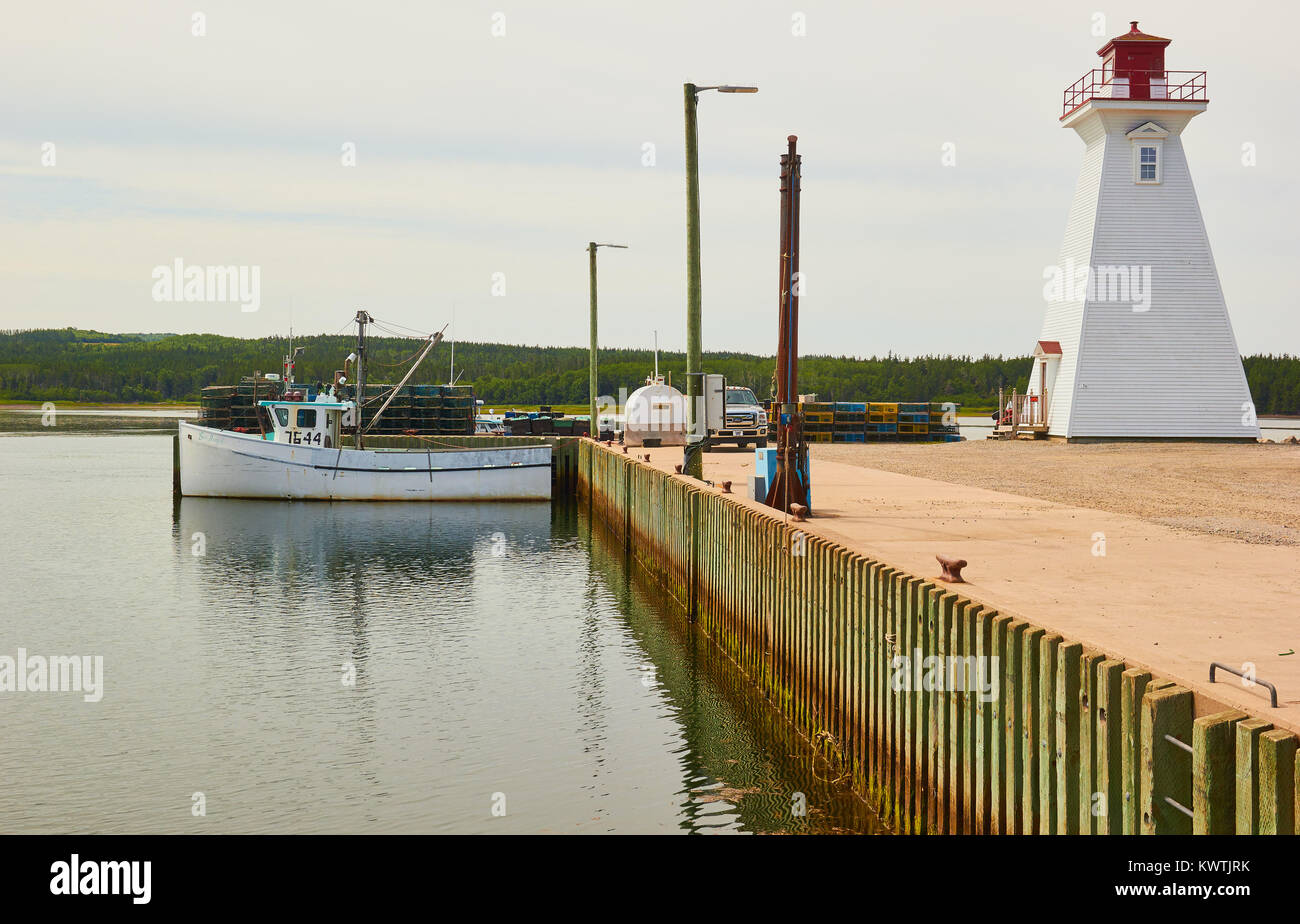 Mabou Faro del porto e peschereccio, Cape Breton Island, Nova Scotia, Canada Foto Stock