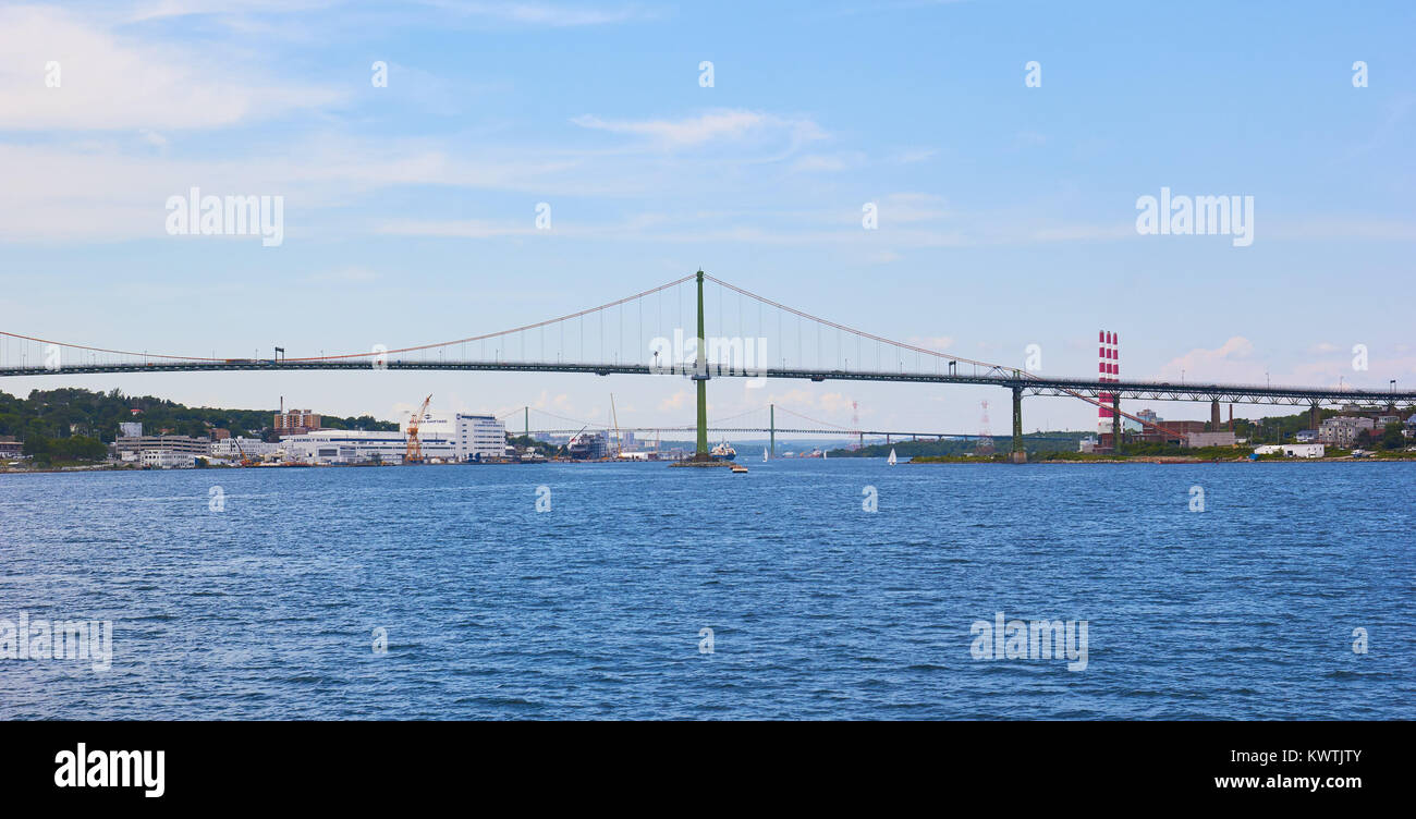 L Angus Macdonald sospensione e ponte a pedaggio (aperto 1955) attraversando Halifax Harbour, Halifax, Nova Scotia, Canada Foto Stock