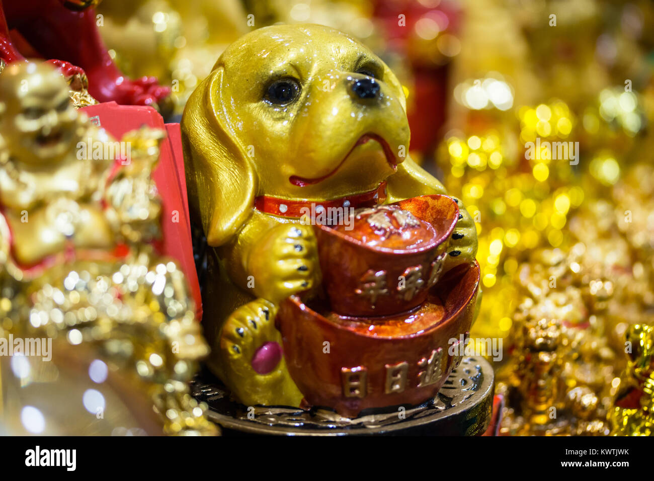 Ornamenti di cane in vendita prima le celebrazioni del nuovo anno cinese 2018 ,SM City Mall,Cebu City, Filippine Foto Stock