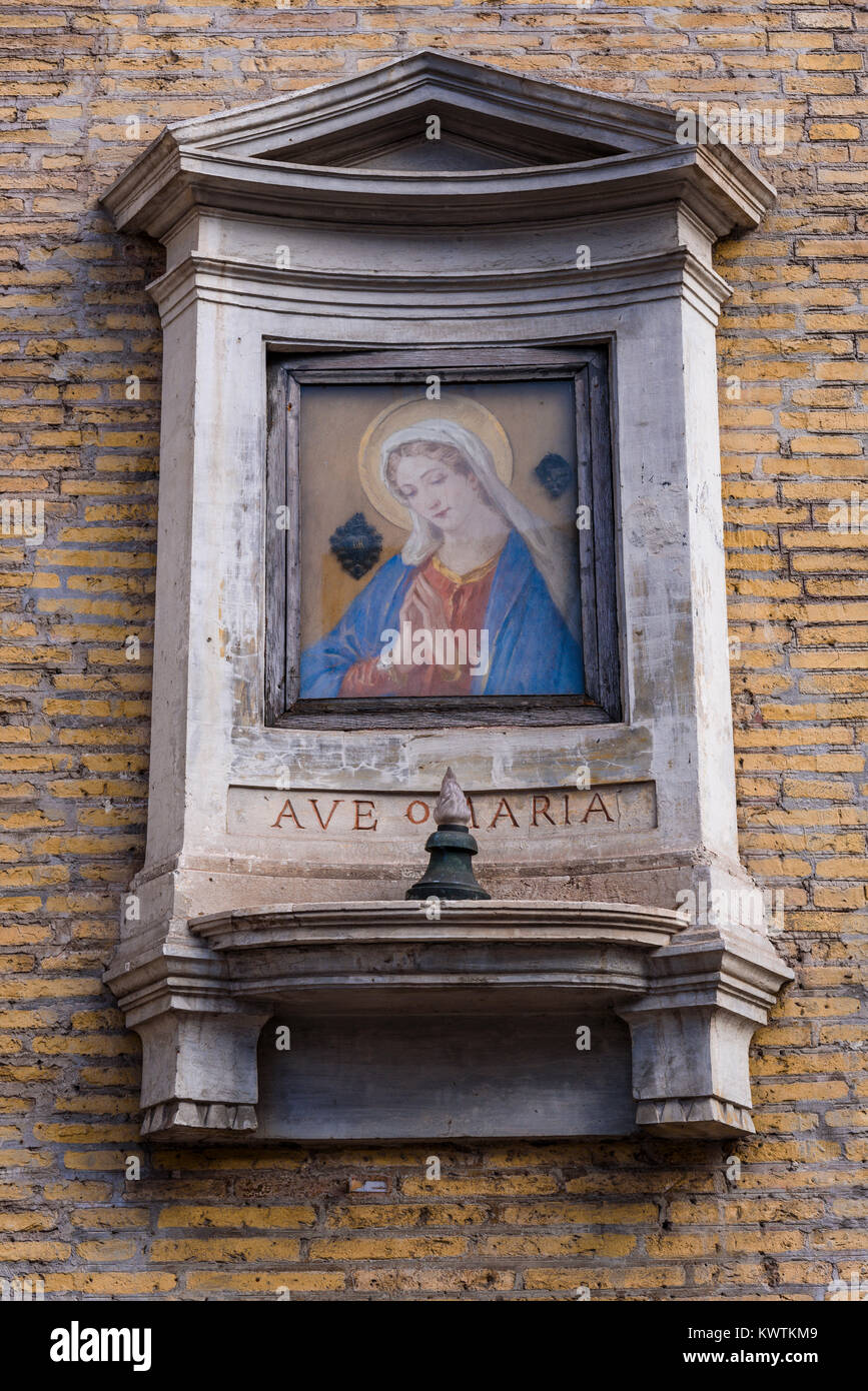 Vergine Maria o Madonnina sul muro romano nel centro di Roma, lazio, Italy Foto Stock