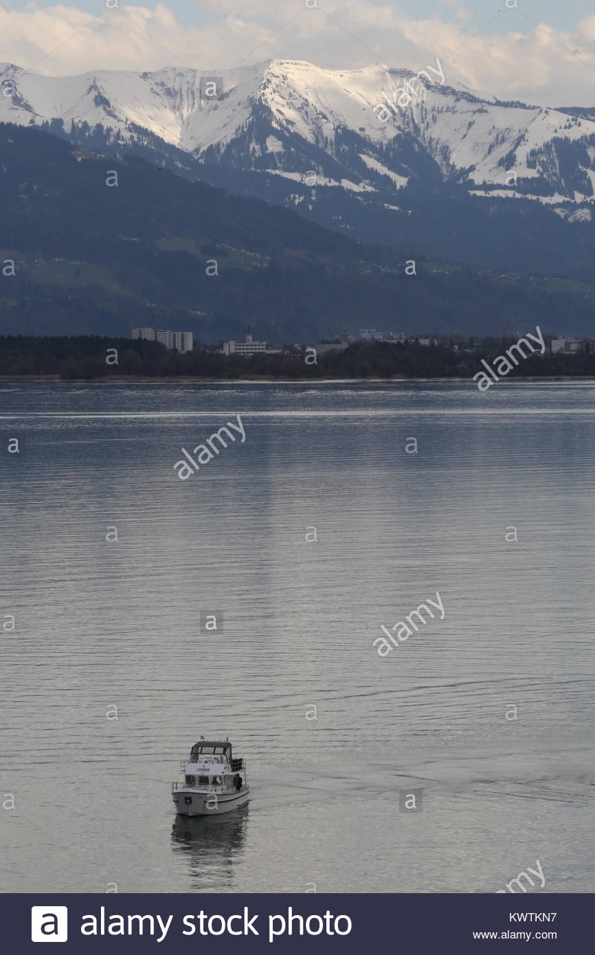Una barca sul Lago di Costanza al piede Nord delle Alpi in una bella mattina di primavera Foto Stock