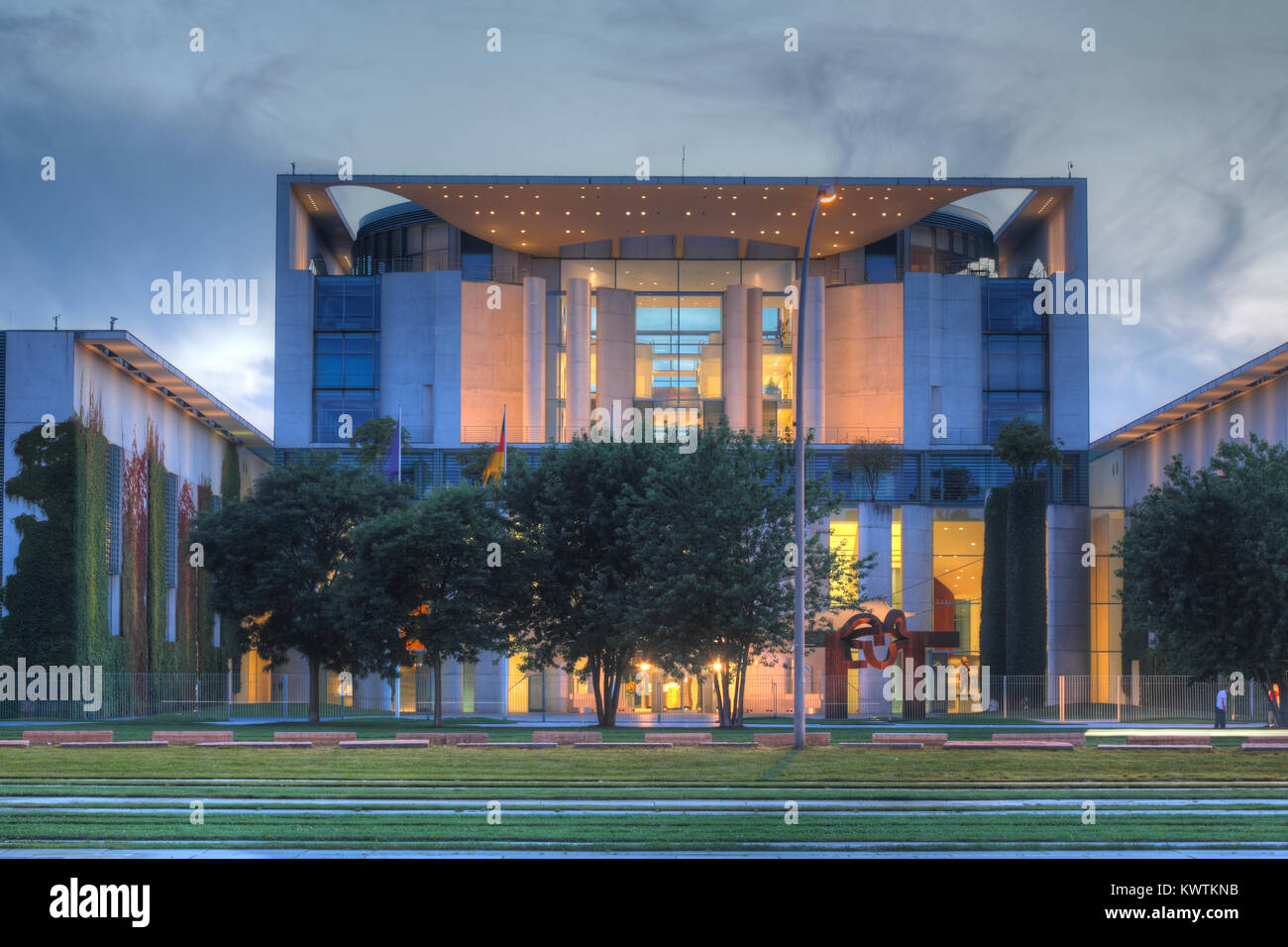 Cancelleria, la Cancelleria federale al crepuscolo, Berlino, Germania, Europa mi DEU, Deutschland, Berlino: Bundeskanzleramt bei Abenddämmerung Foto Stock