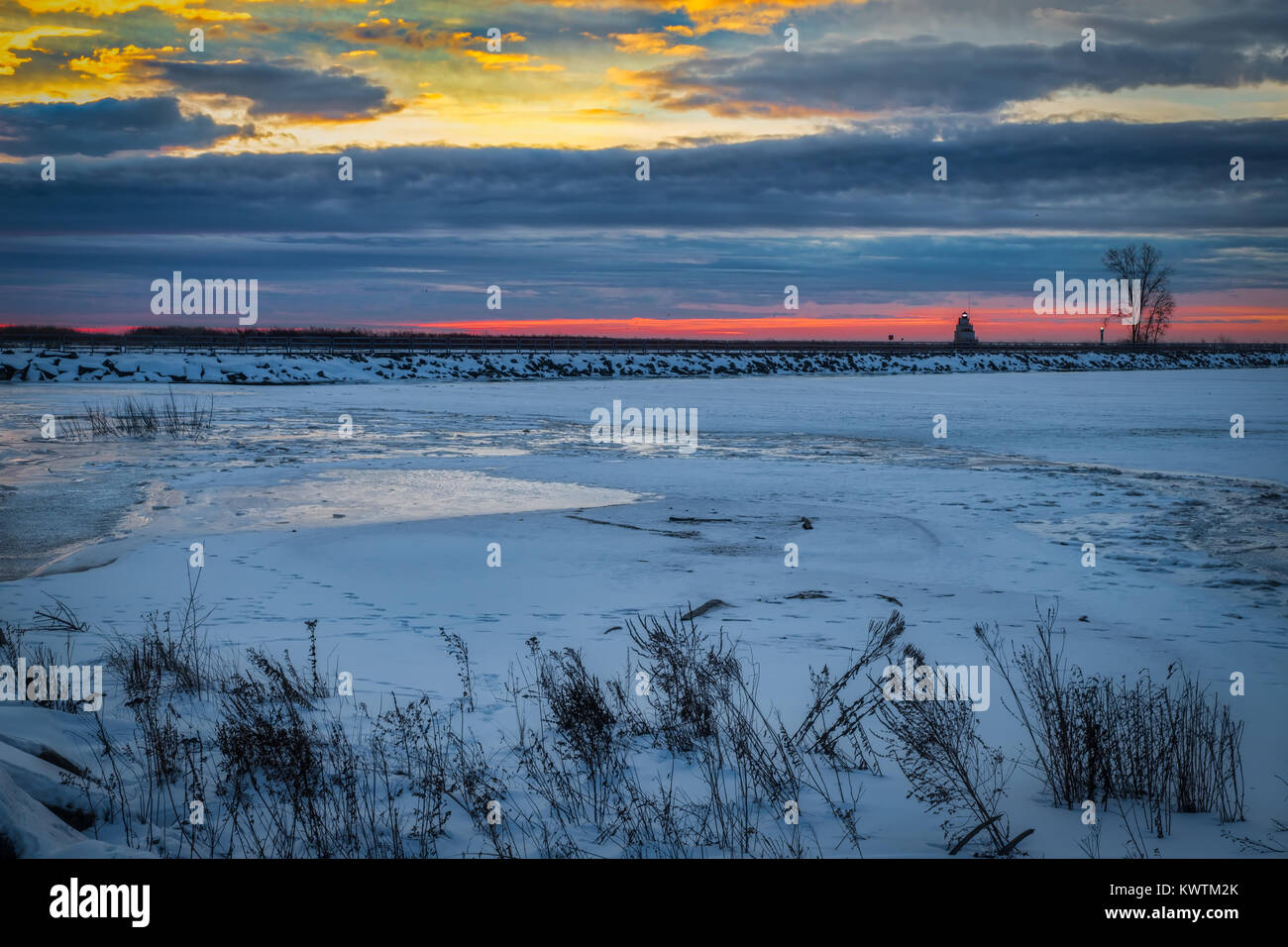 Il porto di ghiacciata di Manitowoc, Wisconsin su una tipica mattina di dicembre. Foto Stock