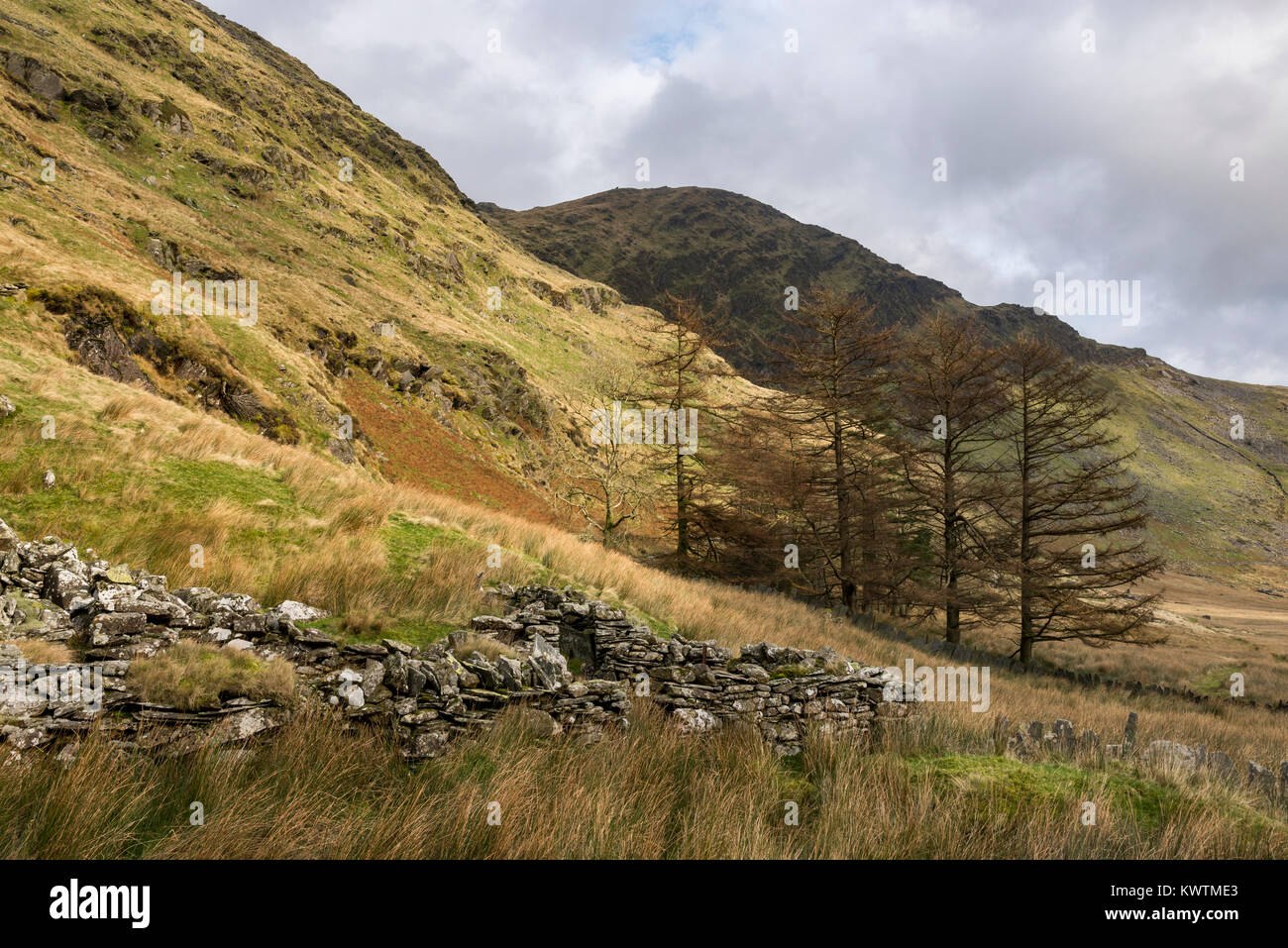 Edifici rovinati presso la vecchia cava in disuso a Cwmorthin, Blaenau Ffestiniog, il Galles del Nord. Una drammatica e la postazione remota in montagna. Foto Stock