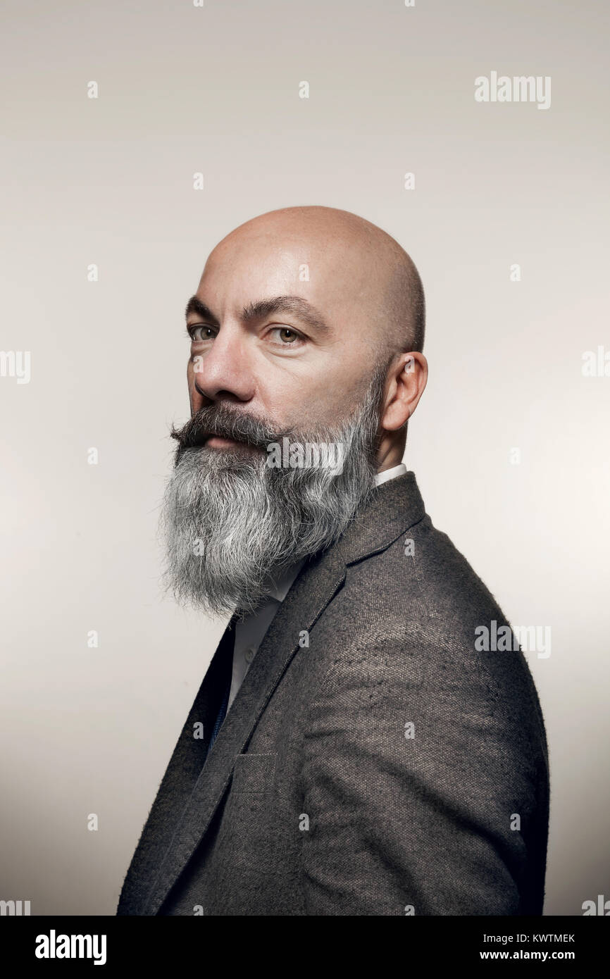 Uomo con barba immagini e fotografie stock ad alta risoluzione - Alamy