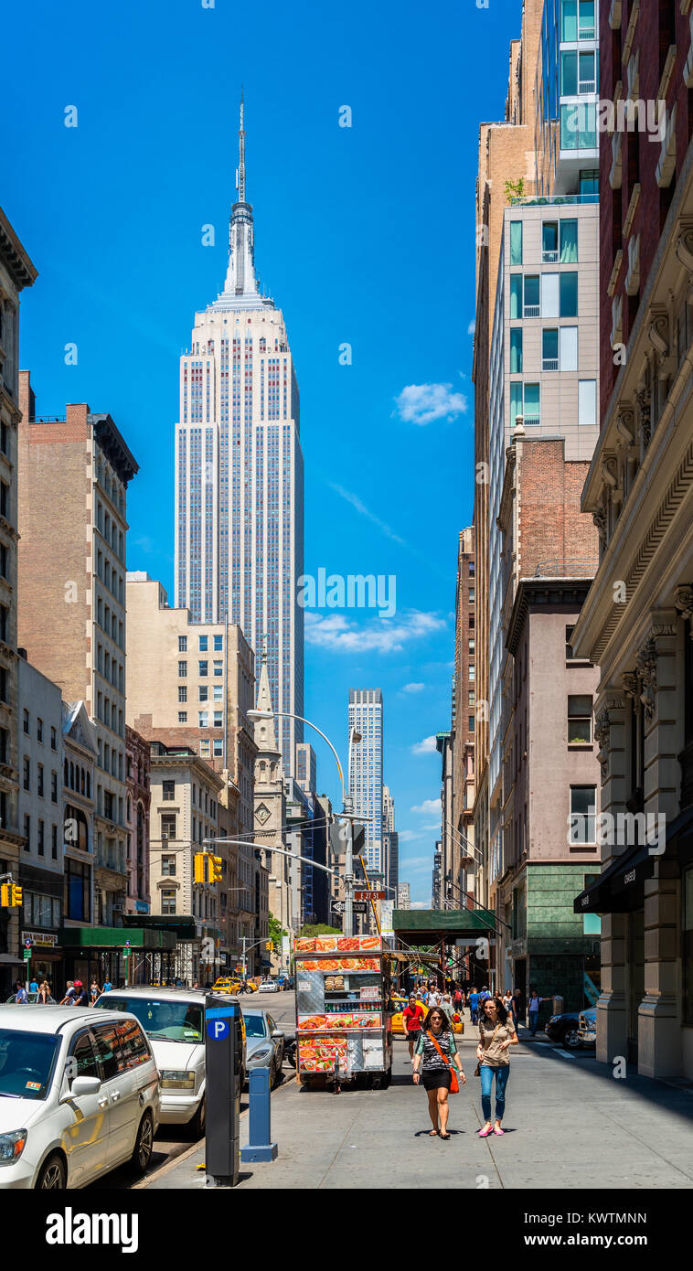 Vista sull'Empire State Building dalla Quinta Avenue, Manhattan, New York City, Stati Uniti d'America. Foto Stock