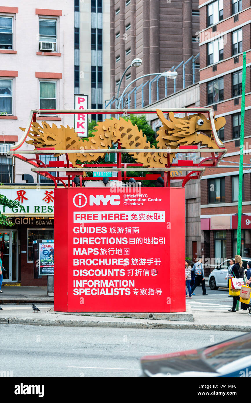 Informationsstand nella Chinatown di New York City, Stati Uniti d'America. Chinatown è a casa la più alta concentrazione di popolazione cinese nell'emisfero occidentale. Foto Stock