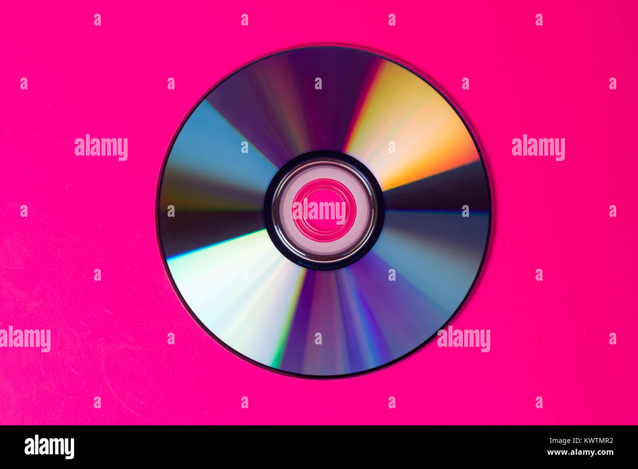 Fotografia di un CD (compact disc) in uno sfondo rosa Foto Stock