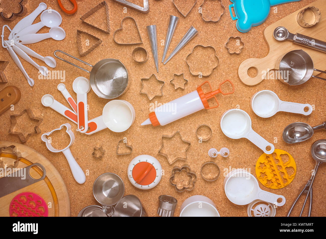 Cucina pasticceria e utensili da cucina gli attrezzi,kit di Cottura ,sulla  bacheca di sughero,vista superiore Foto stock - Alamy