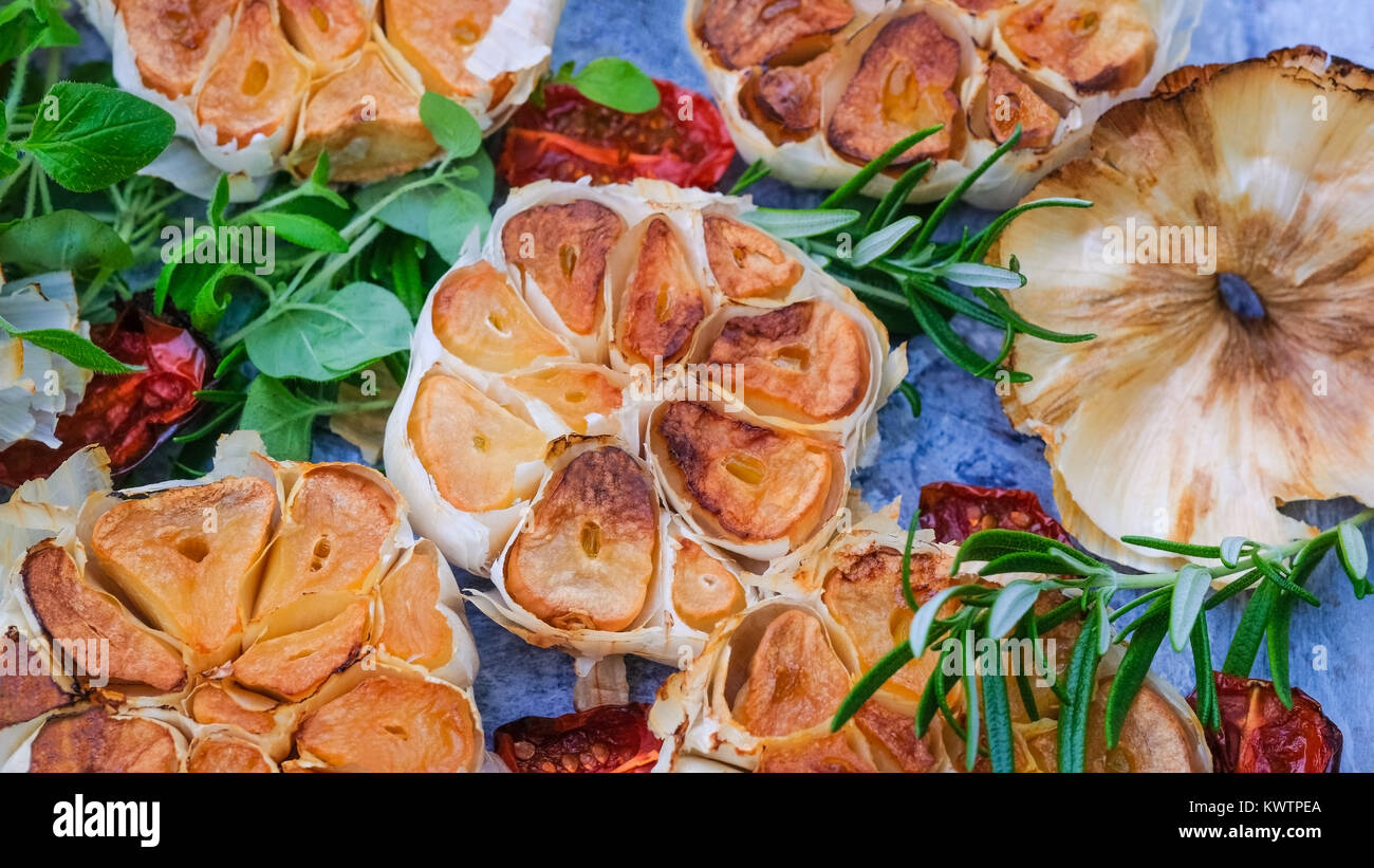 Aglio Arrostito è una molla sano cibo e facile da preparare Foto Stock
