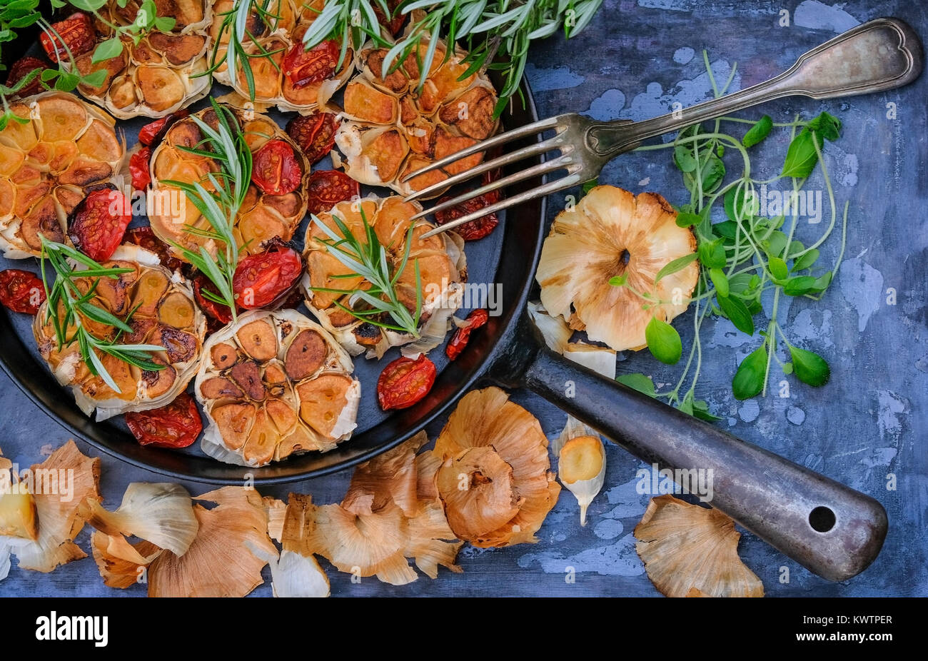 Pasqua sul tavolo e rabboccato con aglio tostato Foto Stock