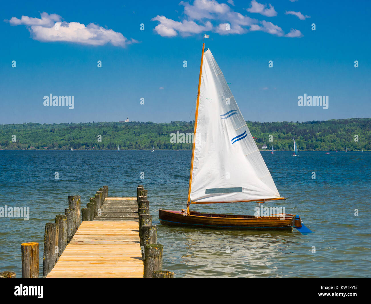 Imbarcazione a vela legata ad un molo, Starnberger See, Germania Foto Stock