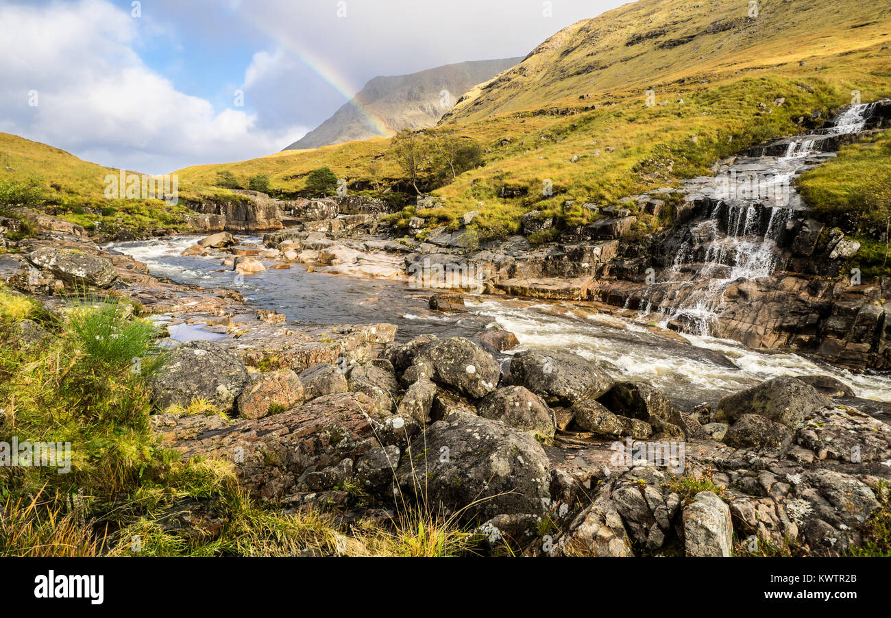 Paesaggio con cascata e rainbos in Glen Coe, Scozia Foto Stock Paesaggio con cascata e rainbos in Glen Coe, Scozia Foto Stock