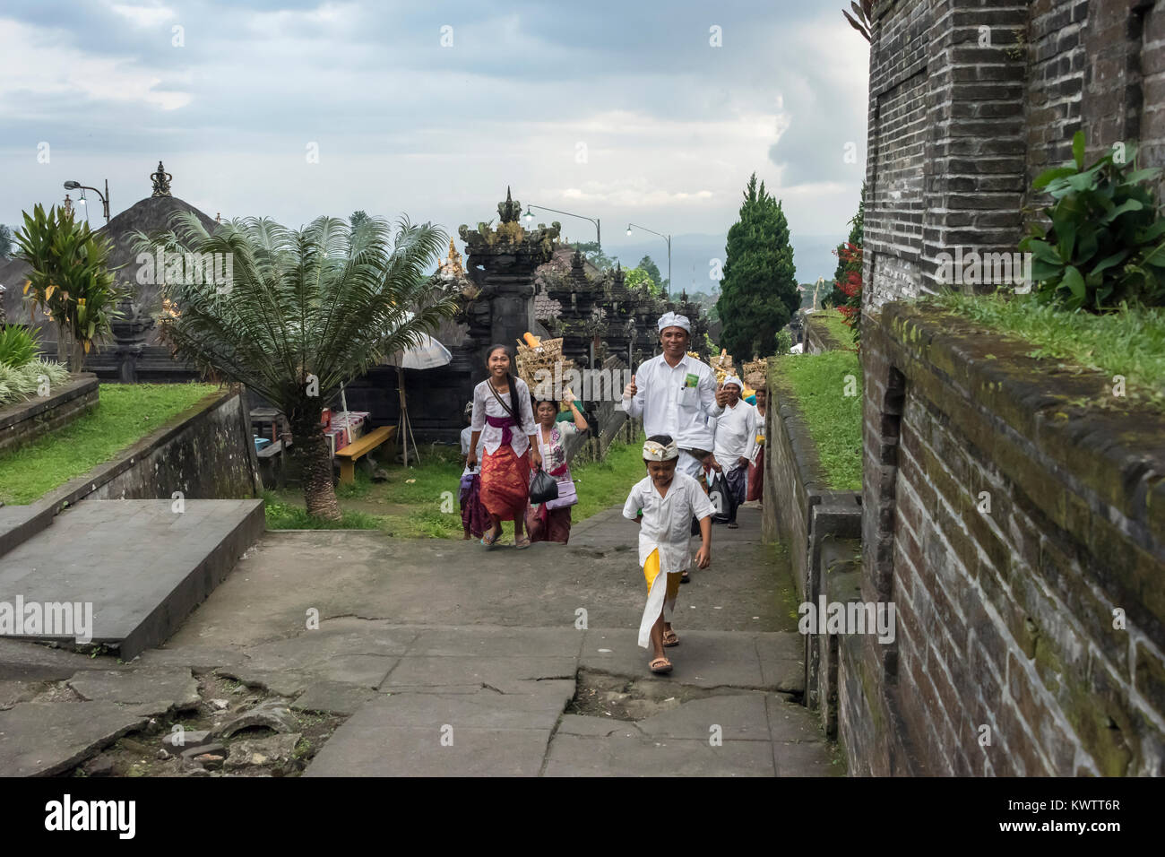 Adoratori con offerte di salire al terrazzi superiori di Pura Penataran Agung, Bali, Indonesia Foto Stock