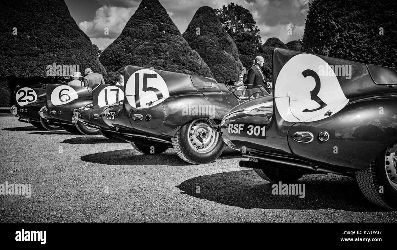 Classic & vintage auto sul display durante il Concours di eleganza a Hampton Court Palace Foto Stock