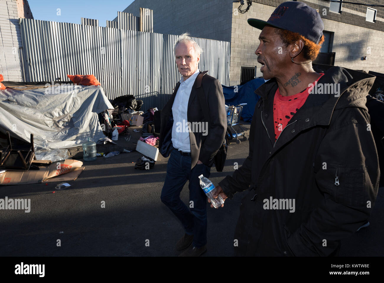 Relatore Speciale Onu Philip Alston tour della zona senza dimora nel centro di Los Angeles dal generale Dogon (destra) del Los Angeles Comunità Action Network Foto Stock