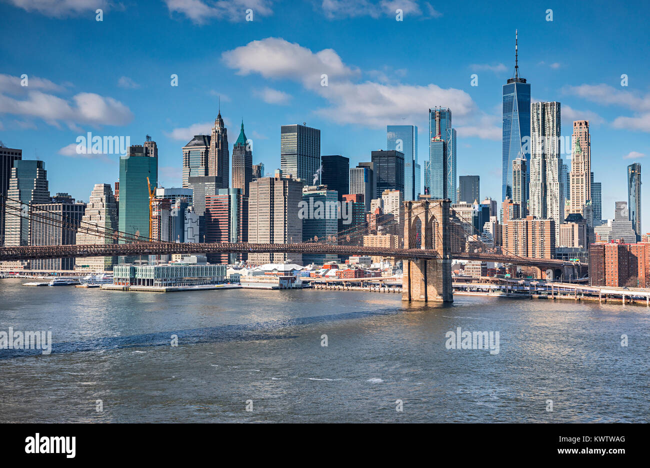 Il Ponte di Brooklyn e Manhattan downtown sullo sfondo Foto Stock