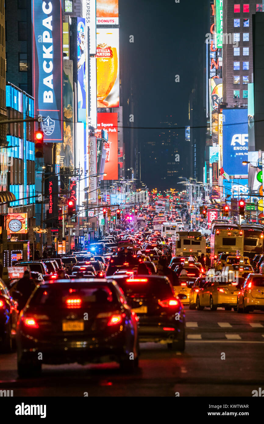 Il traffico nella settima avenue di notte, la città di New York Foto Stock
