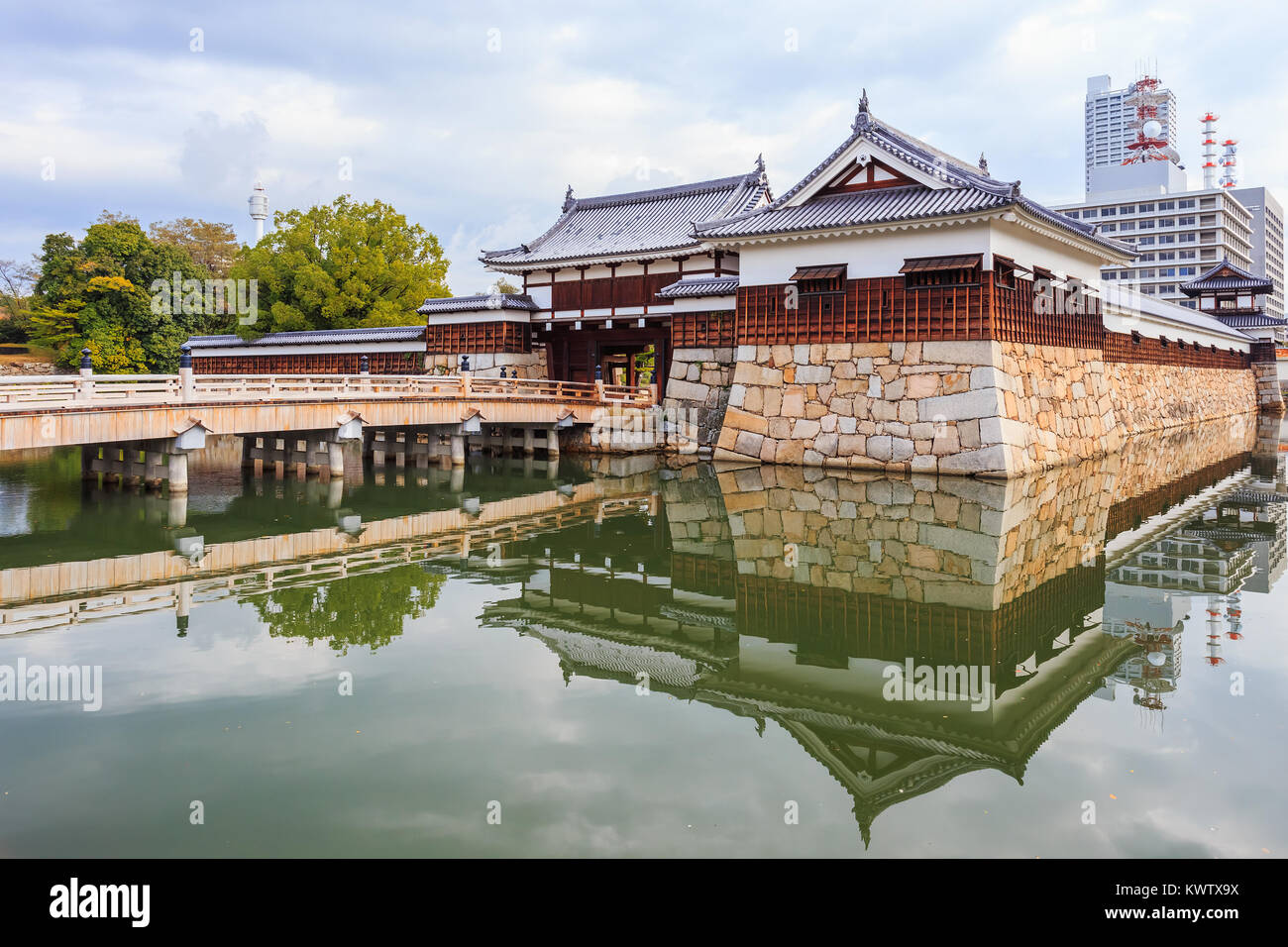 'Il ponte ti la porta del castello di Hiroshima' Hiroshima, Giappone - 15 novembre: il Castello di Hiroshima in Hiroshima, Giappone il 15 novembre 2013. Costruito nel 1589 Foto Stock