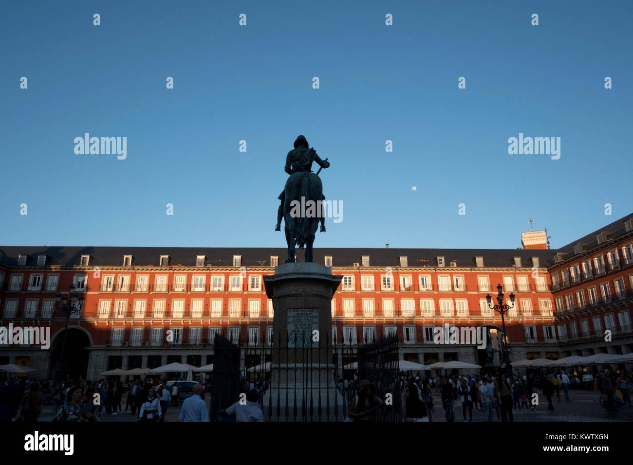 Statua del Re di Spagna Filippo 111 in piazza Mayor Madrid Spagna Foto Stock