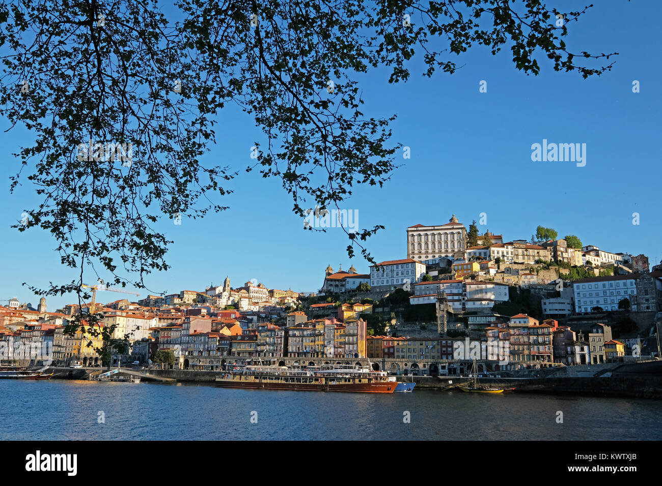 Skyline del porto sul fiume Douro, Portogallo Foto Stock