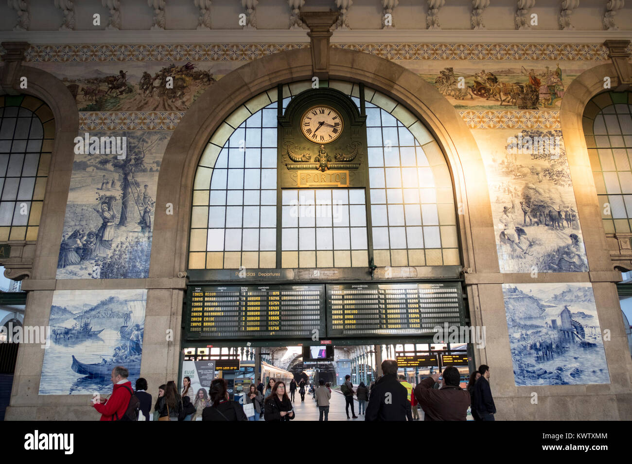 Alla stazione ferroviaria di Sao Bento in Porto Portogallo Foto Stock