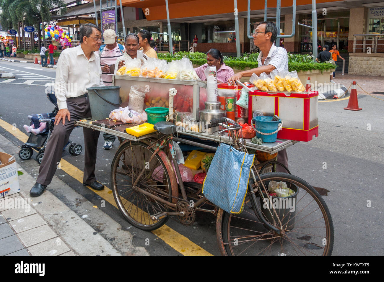 Bicicletta fornitore di frutta, Kuala Lumpur, Malesia Foto Stock