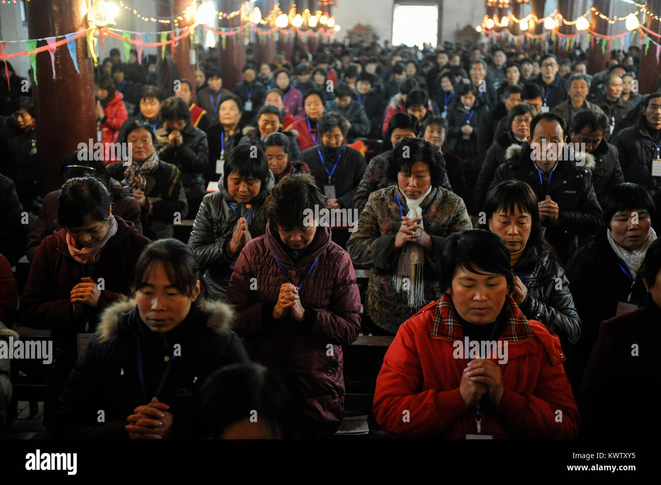 Cina Provincia di Shaanxi chiesa cattolica in Tongyuan, la messa domenicale e la conferenza sulla missione / Cina Provinz Shaanxi , katholische Kirche in Tongyuan, Messe und Missionskonferenz Foto Stock