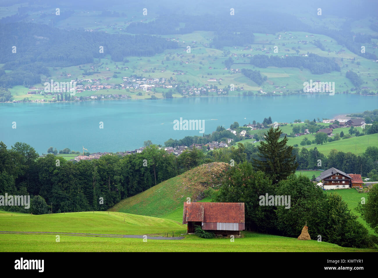 Agriturismi sul pendio di collina vicino lago Sarnersee in Svizzera Foto Stock