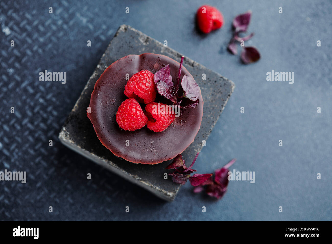 Torta al cioccolato con lamponi freschi Foto Stock