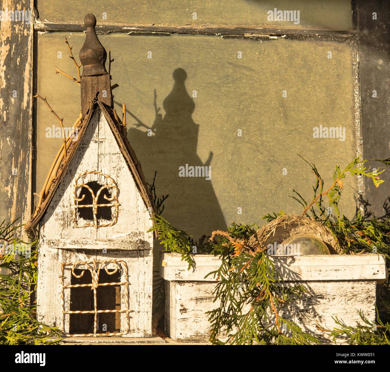 Rustico casa in miniatura e ghirlande di Evergreen Foto Stock