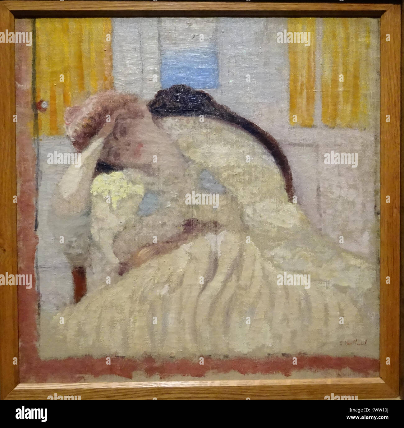 Il dipinto di Édouard Vuillard "Misia Assise dans une Bergère dit Nonchaloir" raffigura una donna seduta, esemplificando scene interne francesi dell'inizio del XX secolo e lo stile post-impressionista. Foto Stock