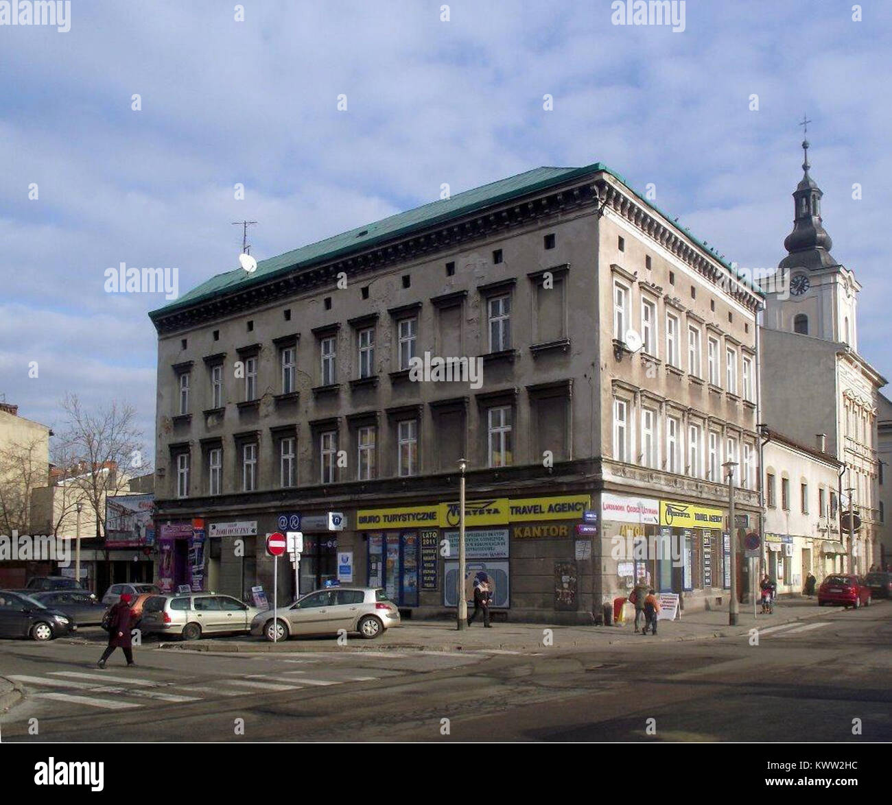 Fotografia delle proprietà di Plac Wojska Polskiego 9 e Cyniarska 2 a Bielsko-Biała, Polonia, raffiguranti edifici residenziali e commerciali a più piani intorno alla piazza pubblica. Foto Stock