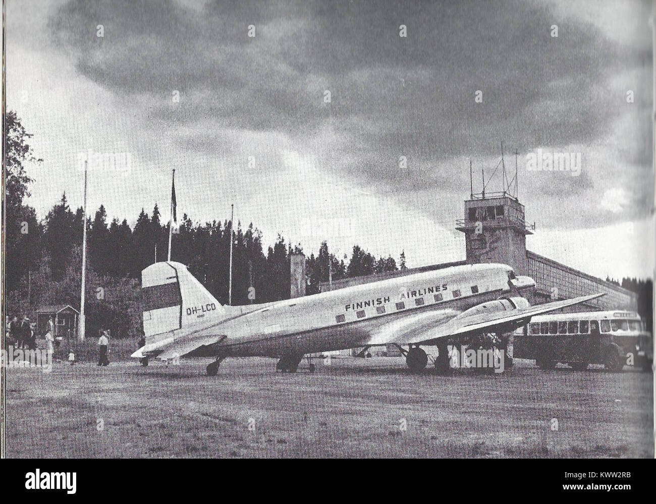 Questa fotografia storica mostra un aereo DC-3 all'aeroporto di Jyväskylä prima del 1959, mettendo in evidenza la storia dell'aviazione e i primi viaggi aerei in Finlandia. Foto Stock