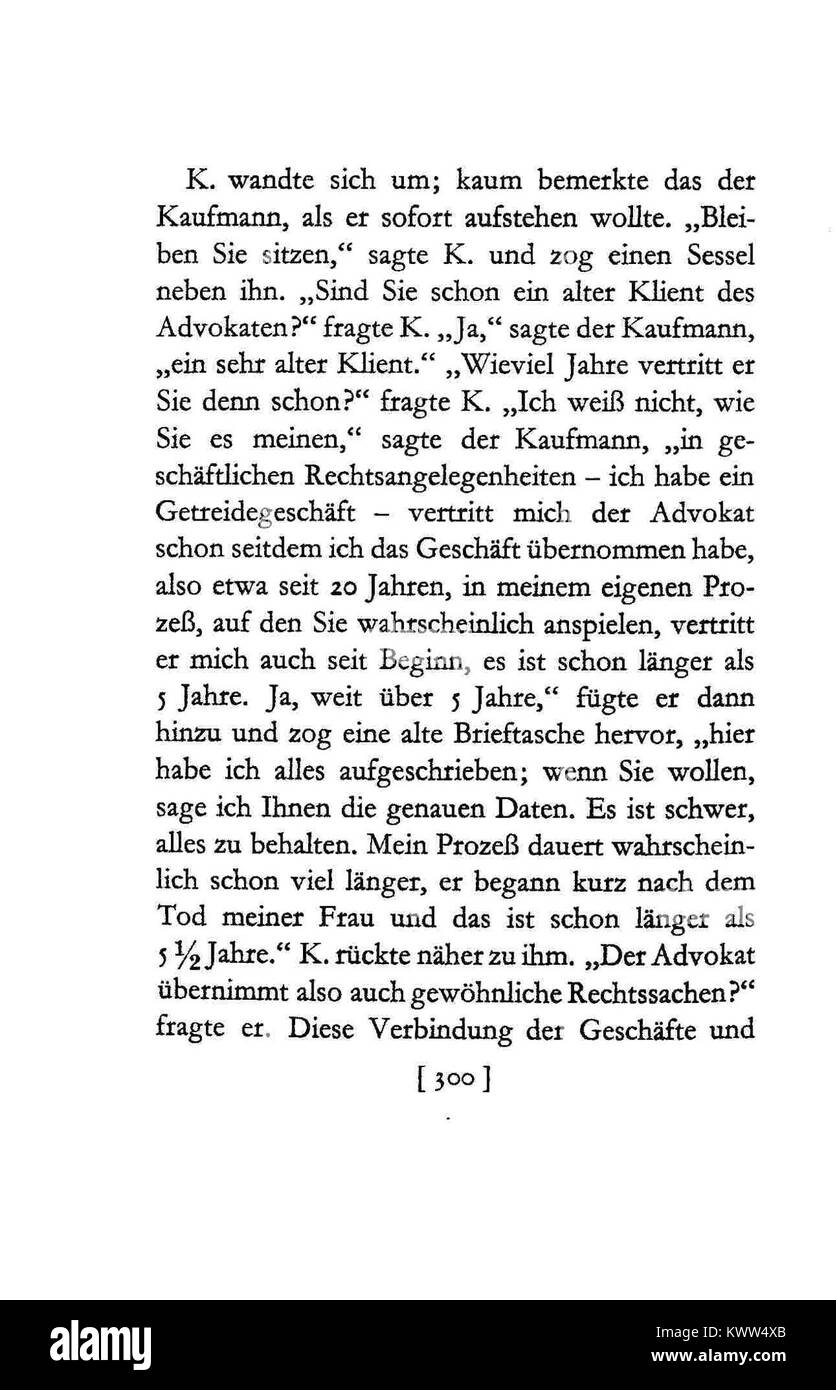 Questa scena di *De Kafka Prozeß* raffigura l'esperienza caotica e frustrante del protagonista di Kafka nel labirinto di un sistema giuridico ingiusto, che incarna temi di impotenza e assurdità. Foto Stock