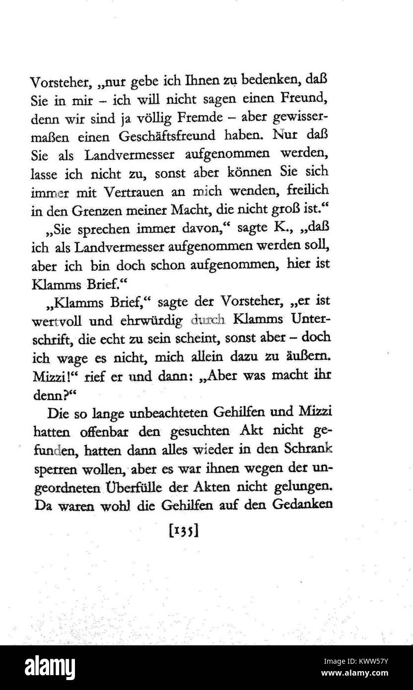 Il romanzo «Das Schloß» («il castello») di Franz Kafka (1926) segue gli sforzi di K. per ottenere il riconoscimento dai controlli dei castelli in un villaggio abitato dal suo regime burocratico. Il “135” può indicare una specifica edizione o voce di catalogo d’archivio del testo. Foto Stock