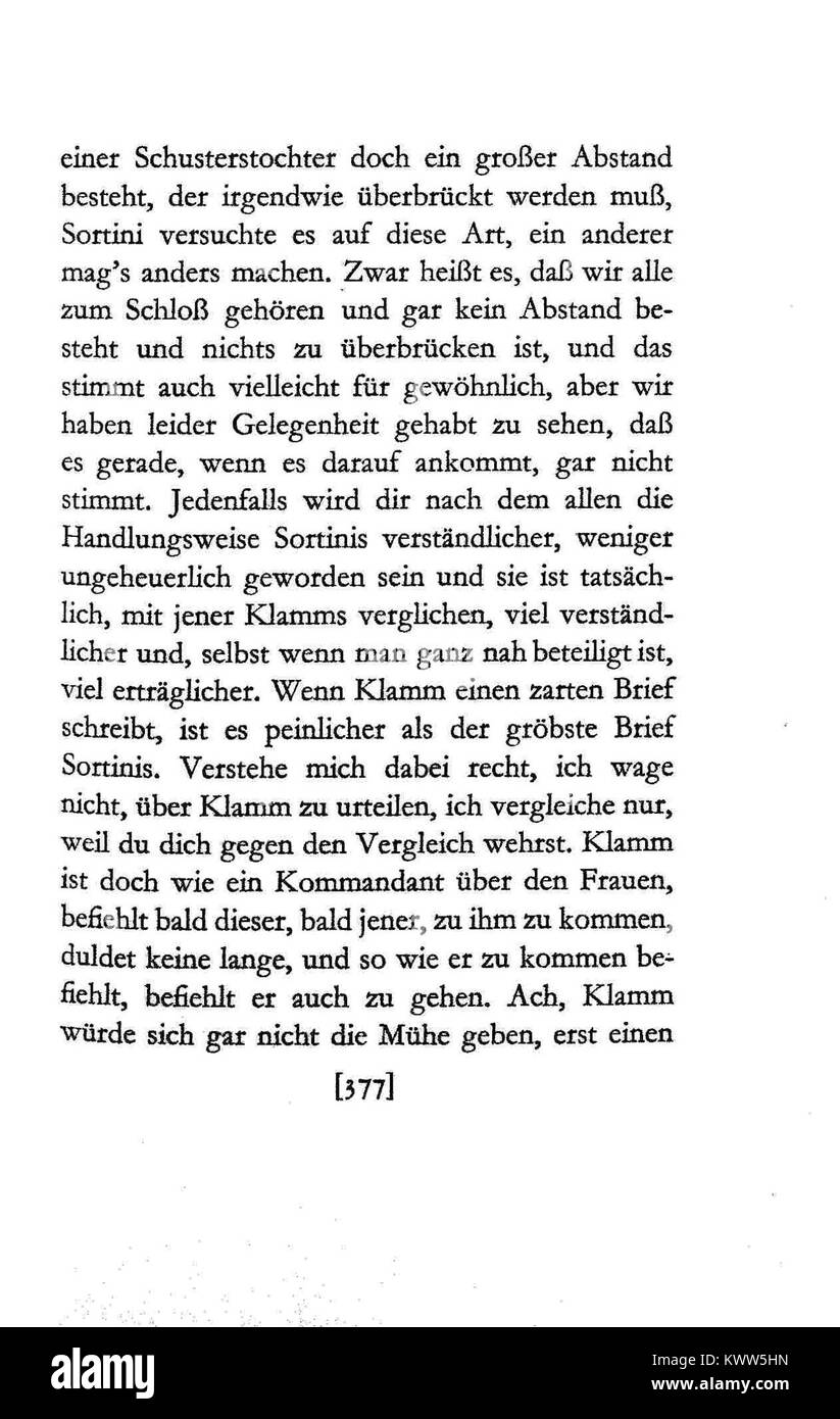 Pagina 377 dal castello di Das di Franz Kafka, con una parte del testo che ritrae l'approfondimento del protagonista all'interno della complessa gerarchia del castello. Foto Stock