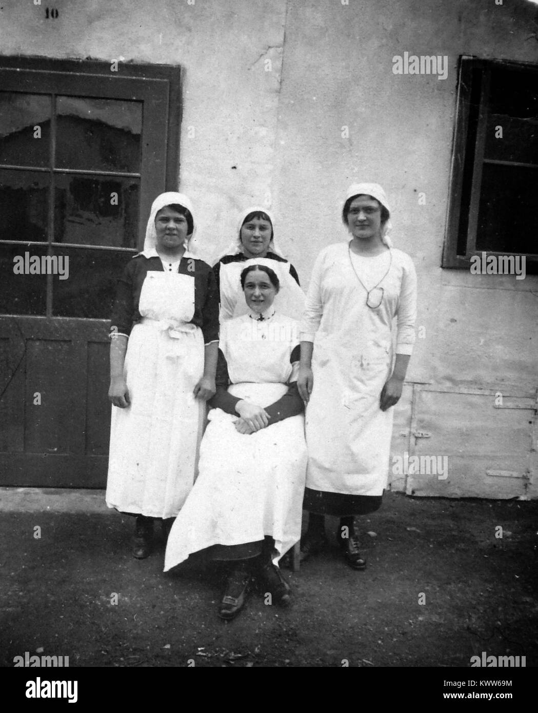 Infermiere ungheresi durante la prima guerra mondiale in piedi di fronte a un ospedale di baracche. L'immagine documenta il servizio medico in tempo di guerra e il ruolo delle donne nell'assistenza sanitaria militare. Foto Stock