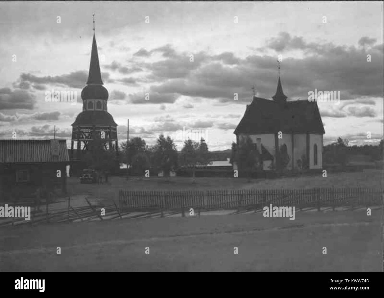 Älvros gamla kyrka, situata accanto al fiume Norrälven a Härjedalen, in Svezia, è una storica chiesa in legno nota per i suoi autentici interni del XVIII secolo e una delle quattro chiese con volta a stella in legno in Svezia. Foto Stock