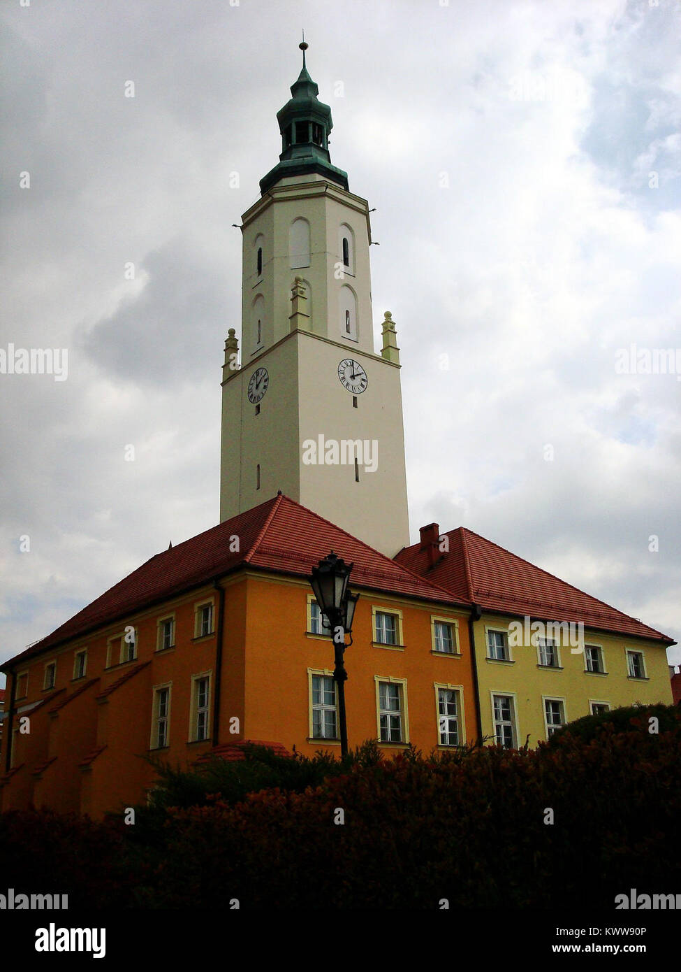 Il Municipio di Namysłów, Polonia, è un edificio storico civico noto per la sua architettura rinascimentale e il ruolo di centro amministrativo municipale. Foto Stock