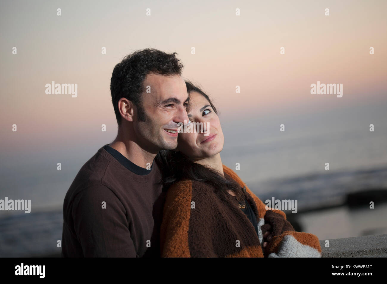 Una giovane coppia sul lungomare a Livorno, Italia Foto Stock