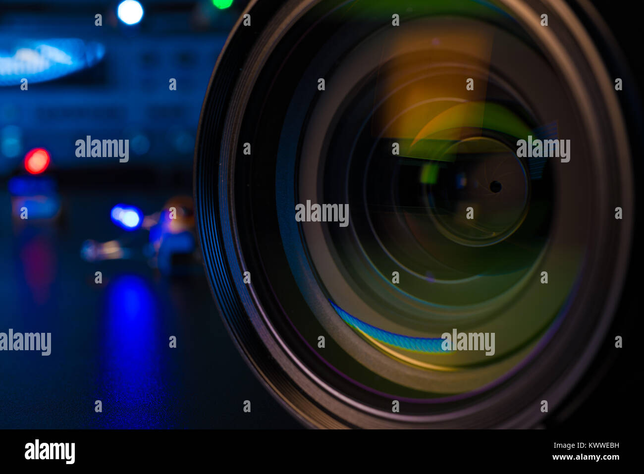 Fotocamera o obiettivo video di close-up su sfondo nero obiettivo reflex digitale Foto Stock