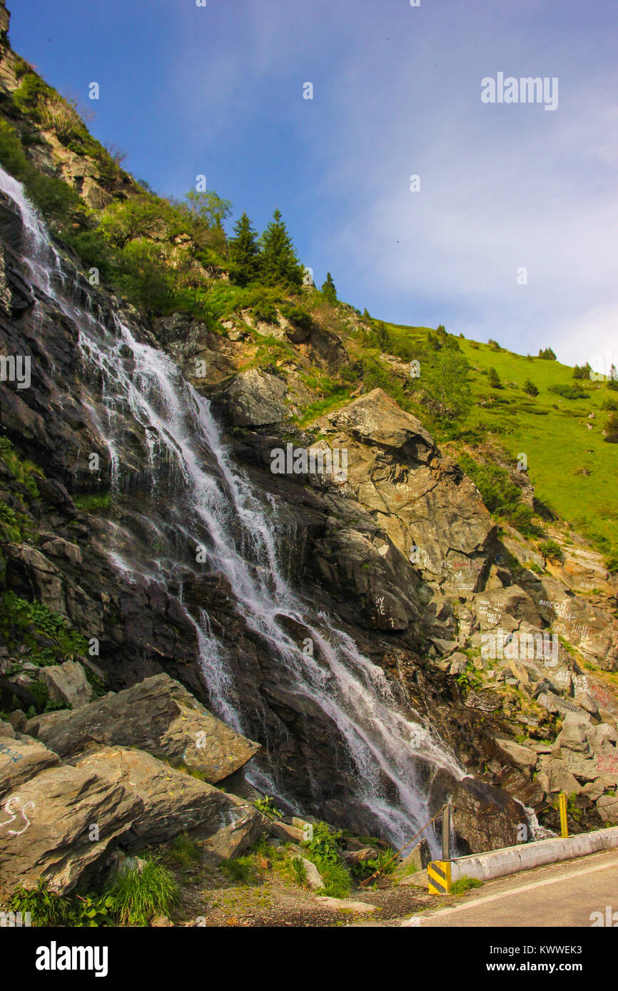 Capra cascata sul corso del fiume Capra dalla famosa strada Transfagarasan nella contea di Arges, Romania Foto Stock