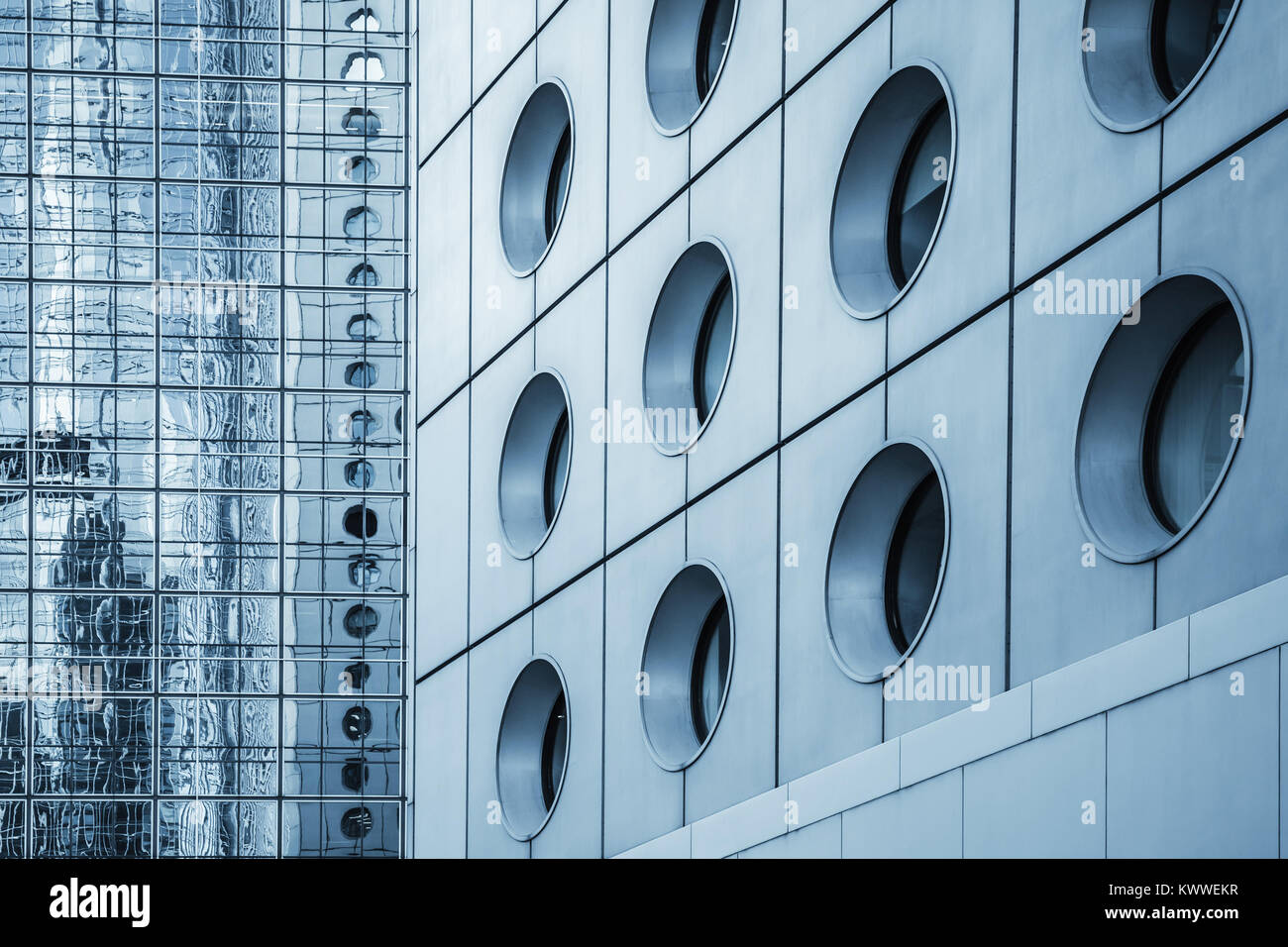 Abstract architettura moderna sfondo, pareti in acciaio e vetro con riflessioni Foto Stock