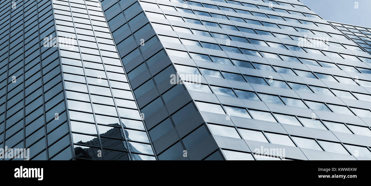 Abstract architettura moderna sfondo, office facciata di edificio sotto il cielo nuvoloso Foto Stock