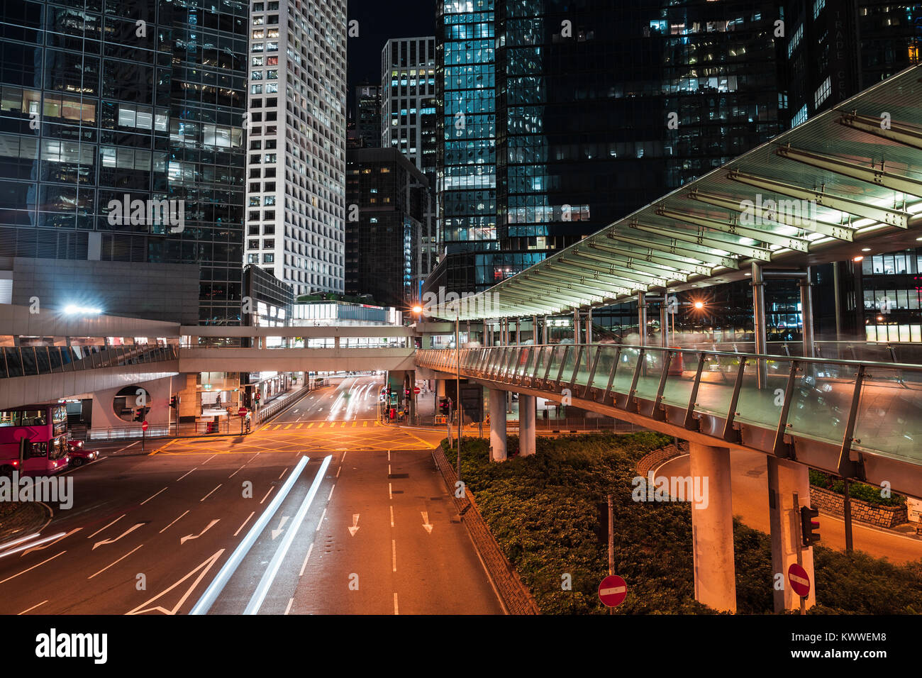 Notte moderno cityscape, sfocate luci auto sulla strada di Hong Kong city Foto Stock