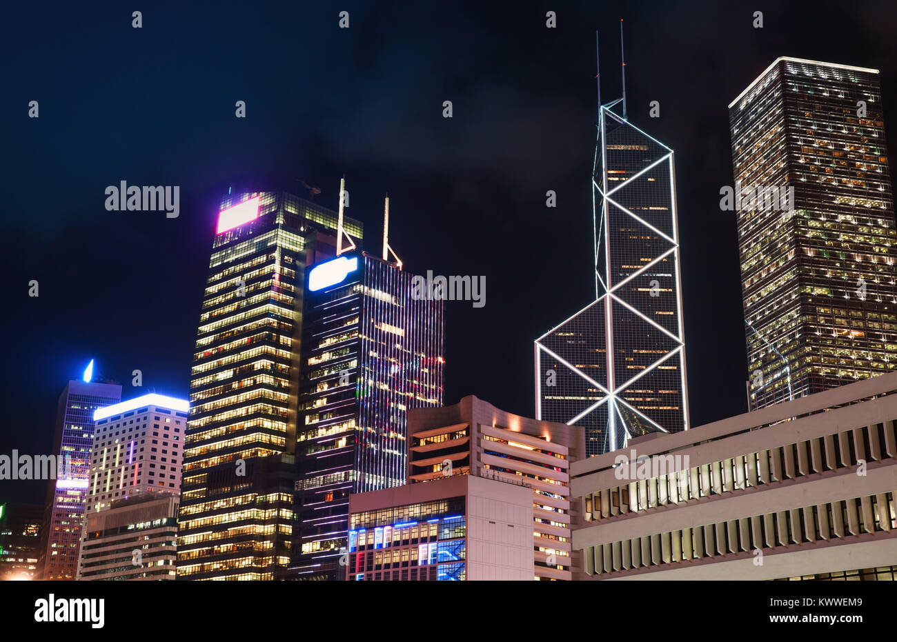 Grattacieli di notte, l'alto ufficio di edifici della città di Hong Kong Foto Stock