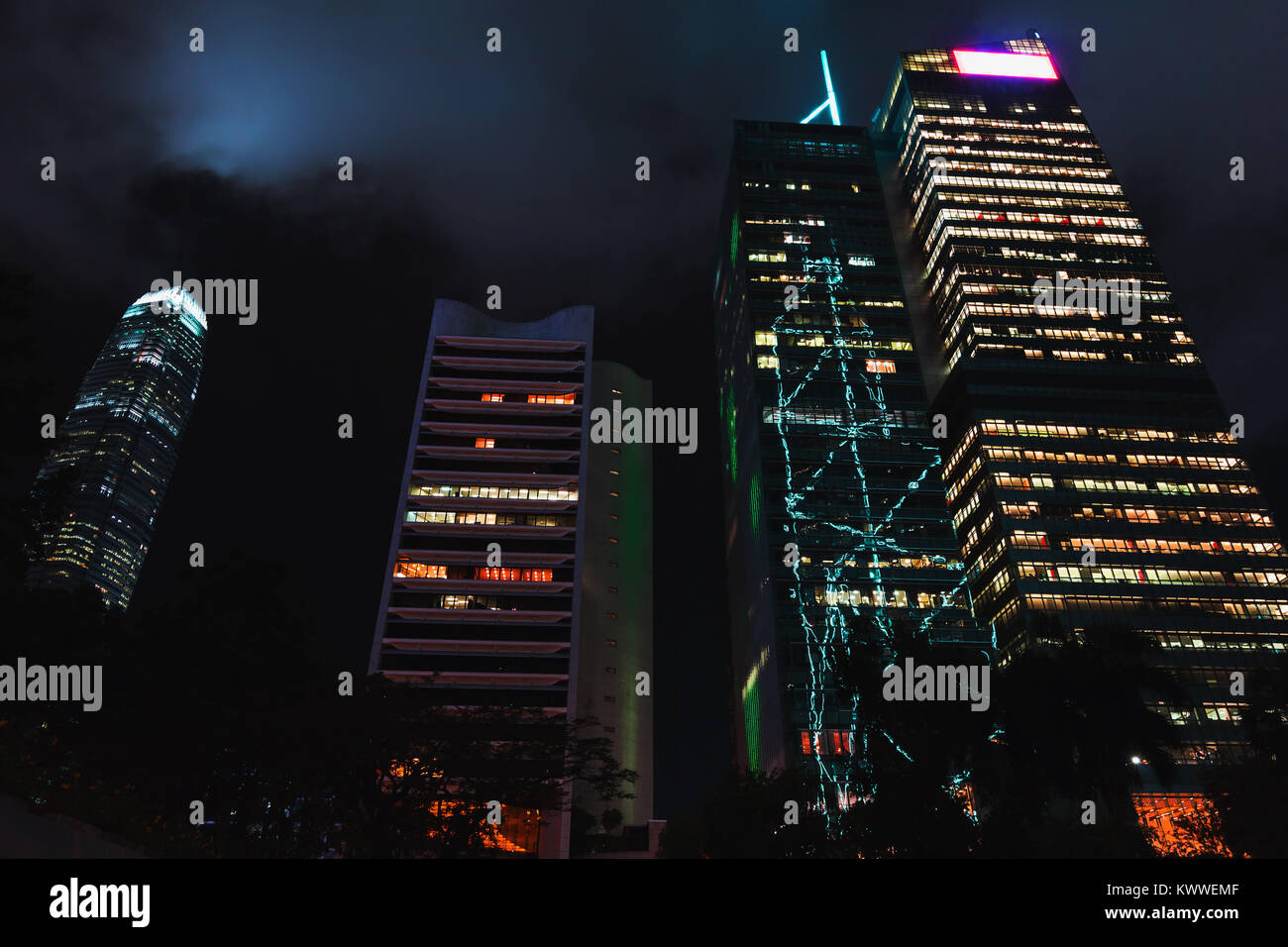 Grattacieli di notte illuminata di alto ufficio torri di della città di Hong Kong Foto Stock
