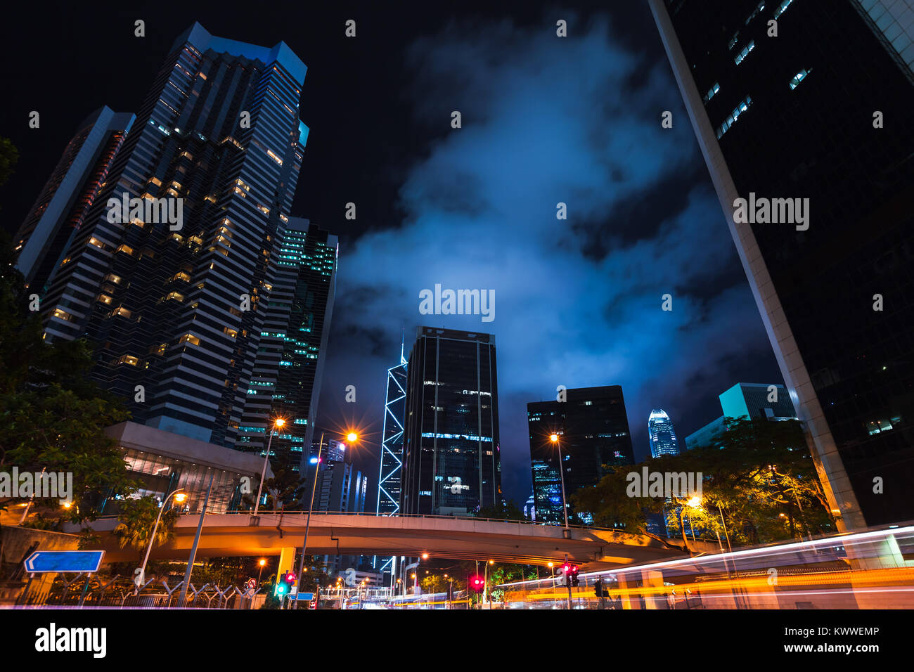 Della città di Hong Kong. Notte cityscape con sfocate luci auto sulla strada Foto Stock