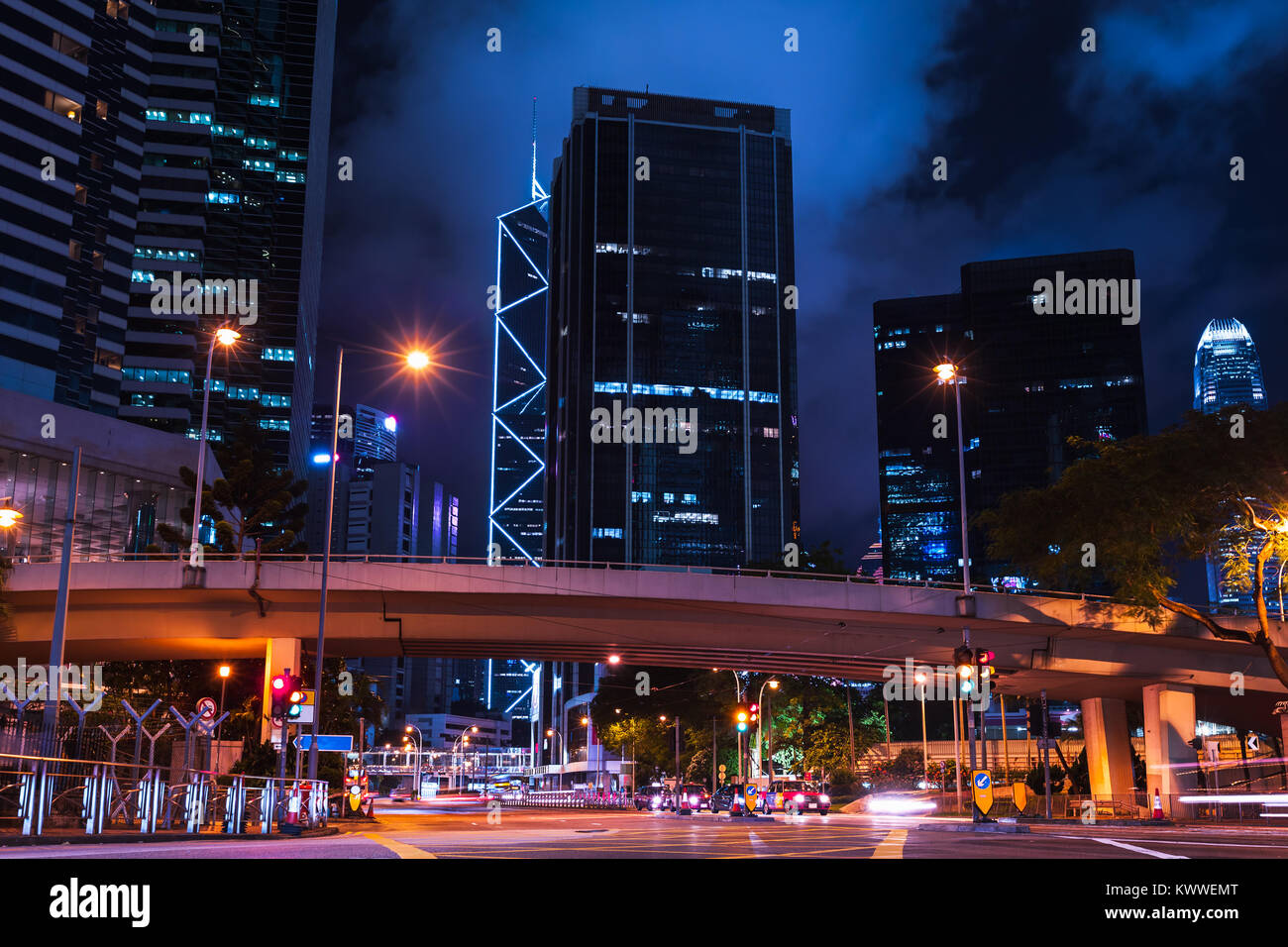 Notte cityscape con sfocate luci auto sulla strada di Hong Kong city centre Foto Stock